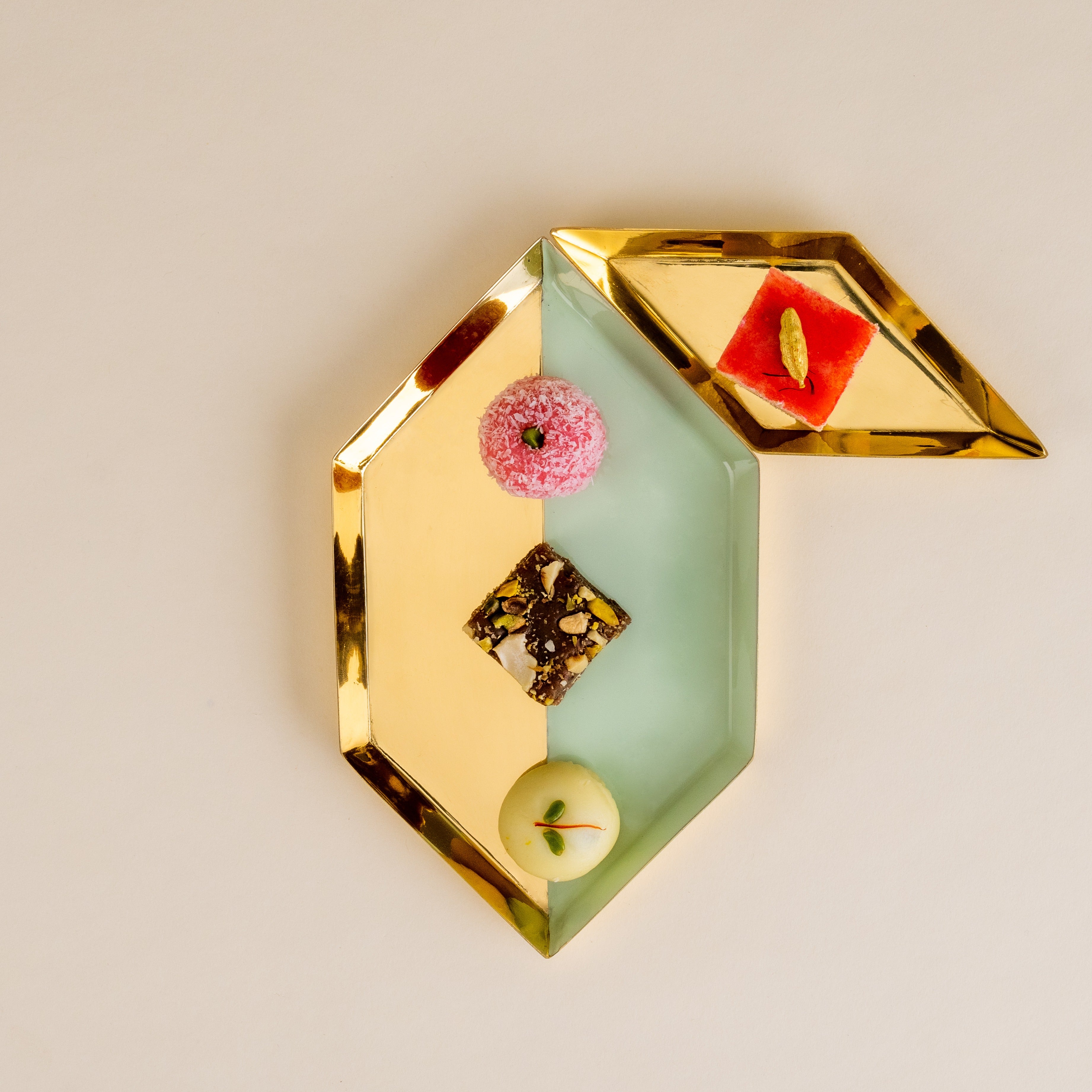 Square Katori With Shatkon And Hira Mini Plate Gift Box